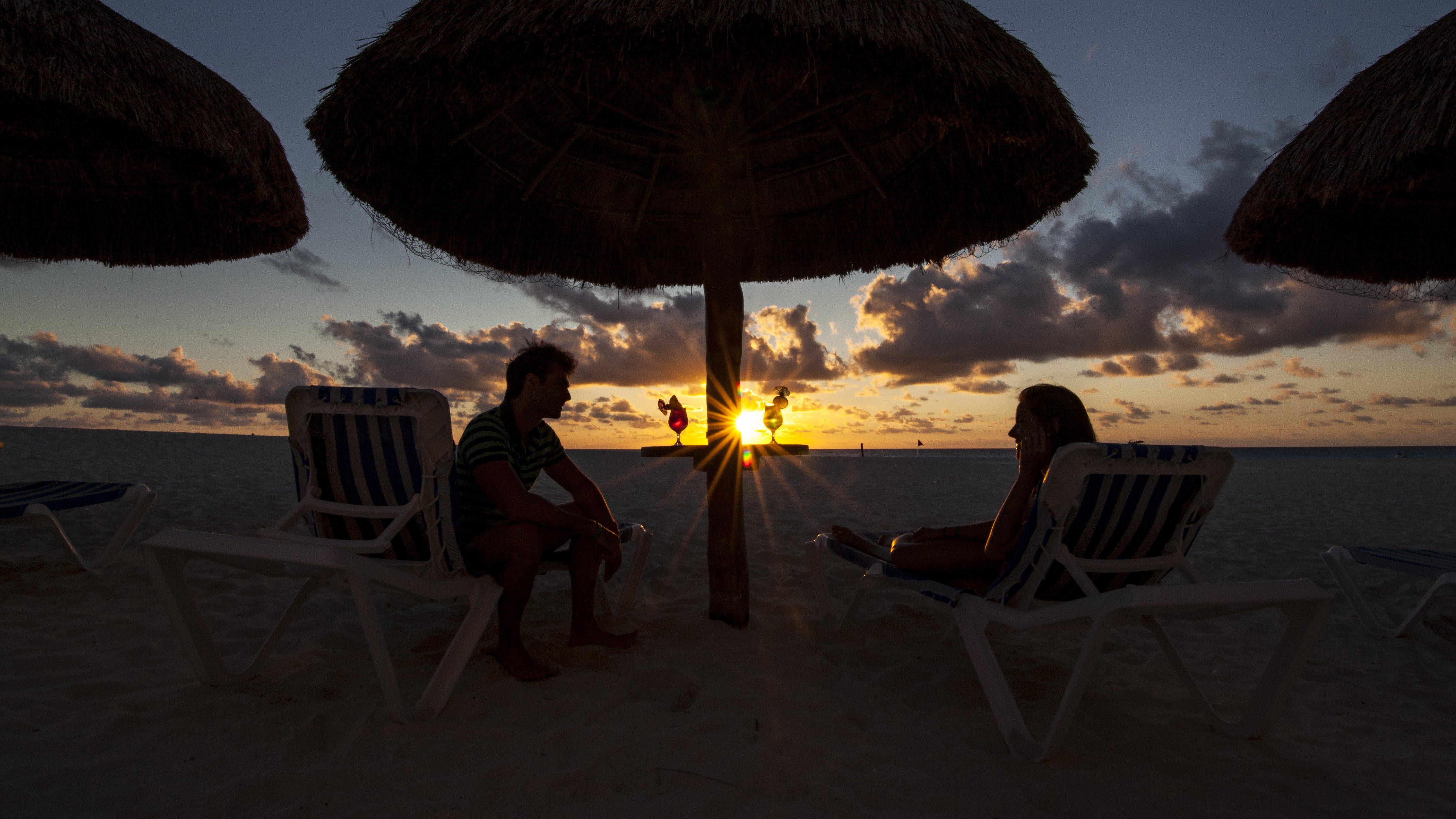 Grand Park Royal Cancun (Adults Only) Exterior foto Sunset at the beach