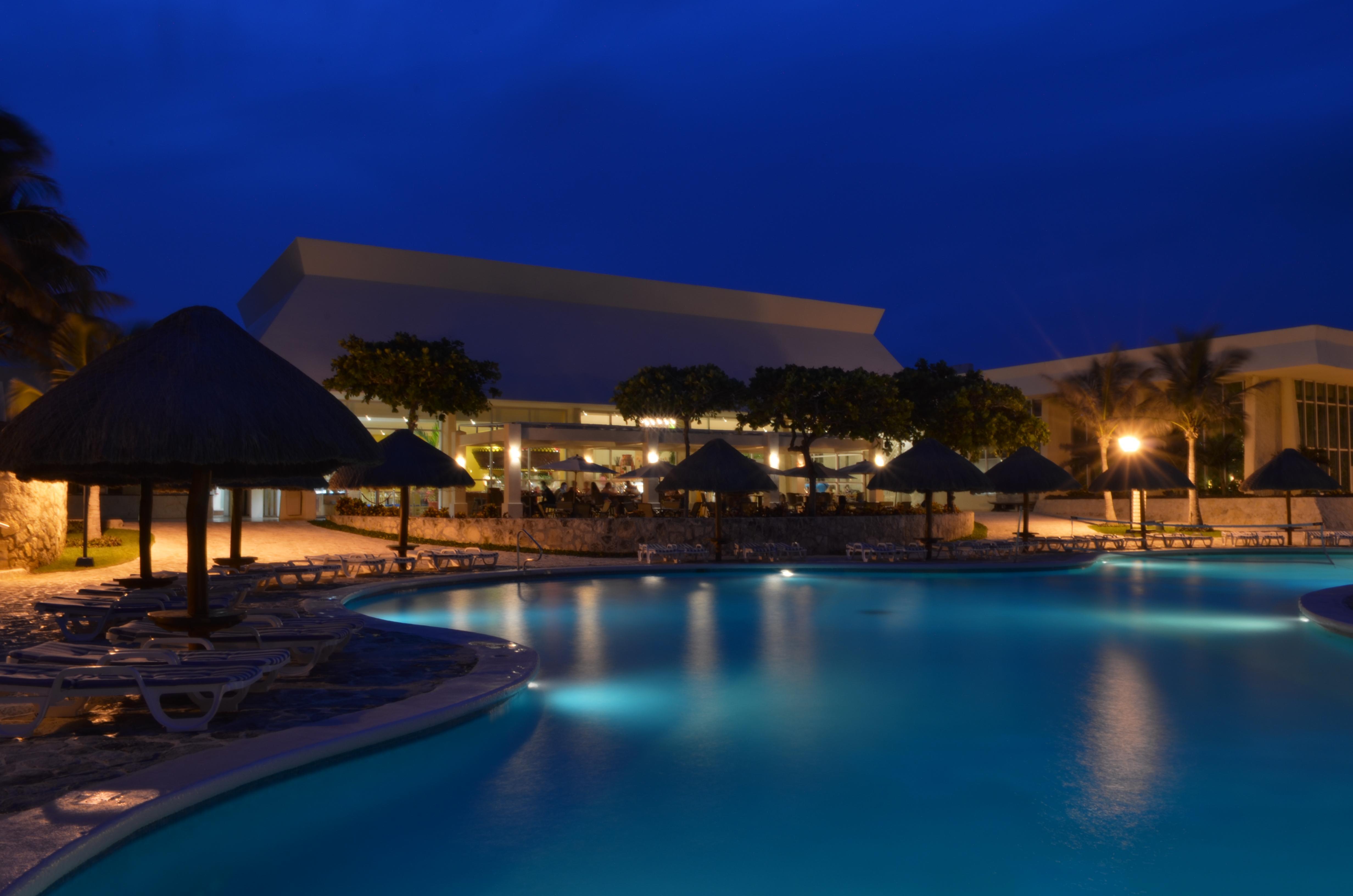 Grand Park Royal Cancun (Adults Only) Exterior foto The pool at the Hilton Alexandria Golf Resort