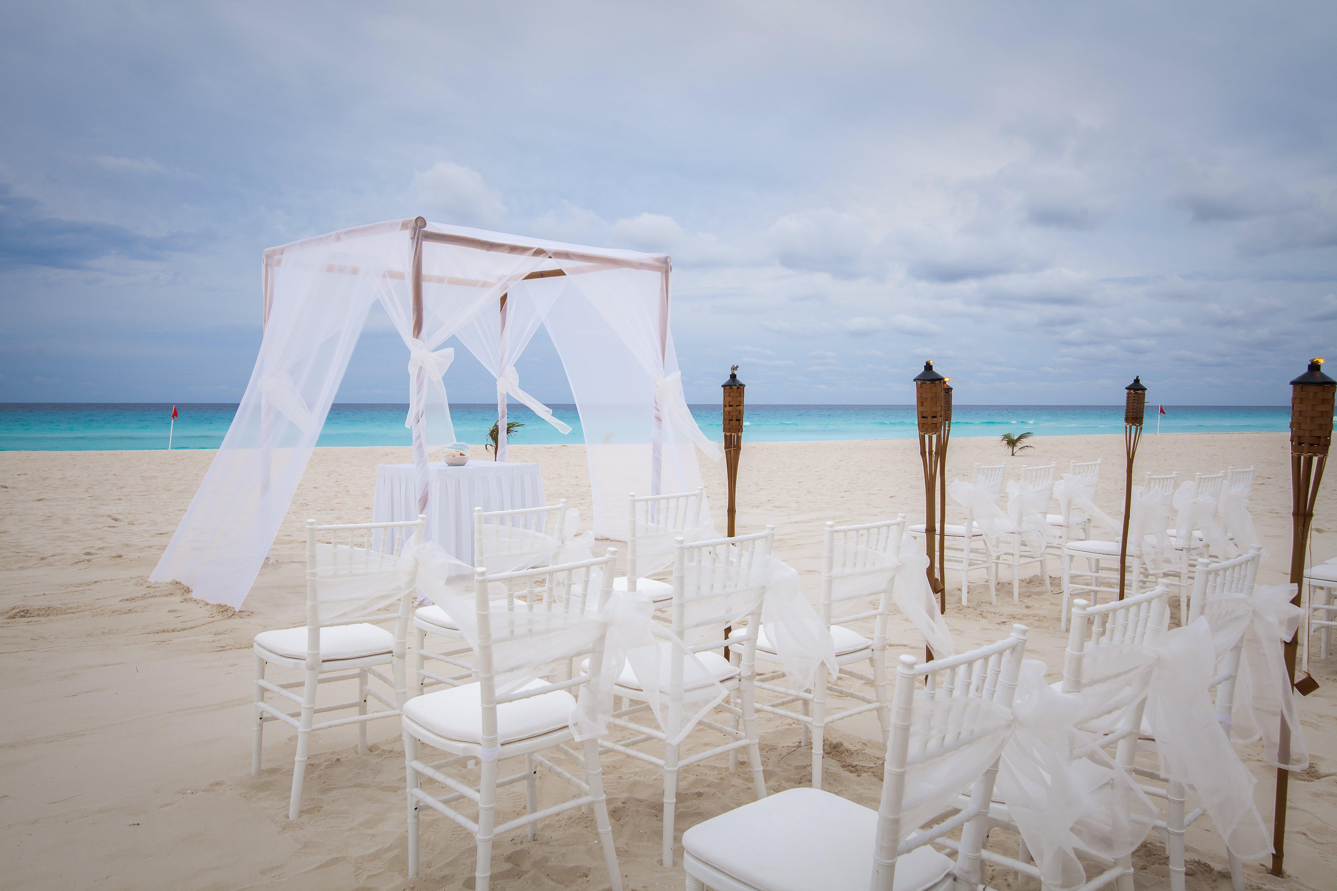 Grand Park Royal Cancun (Adults Only) Exterior foto A beach wedding in Cancun, Mexico