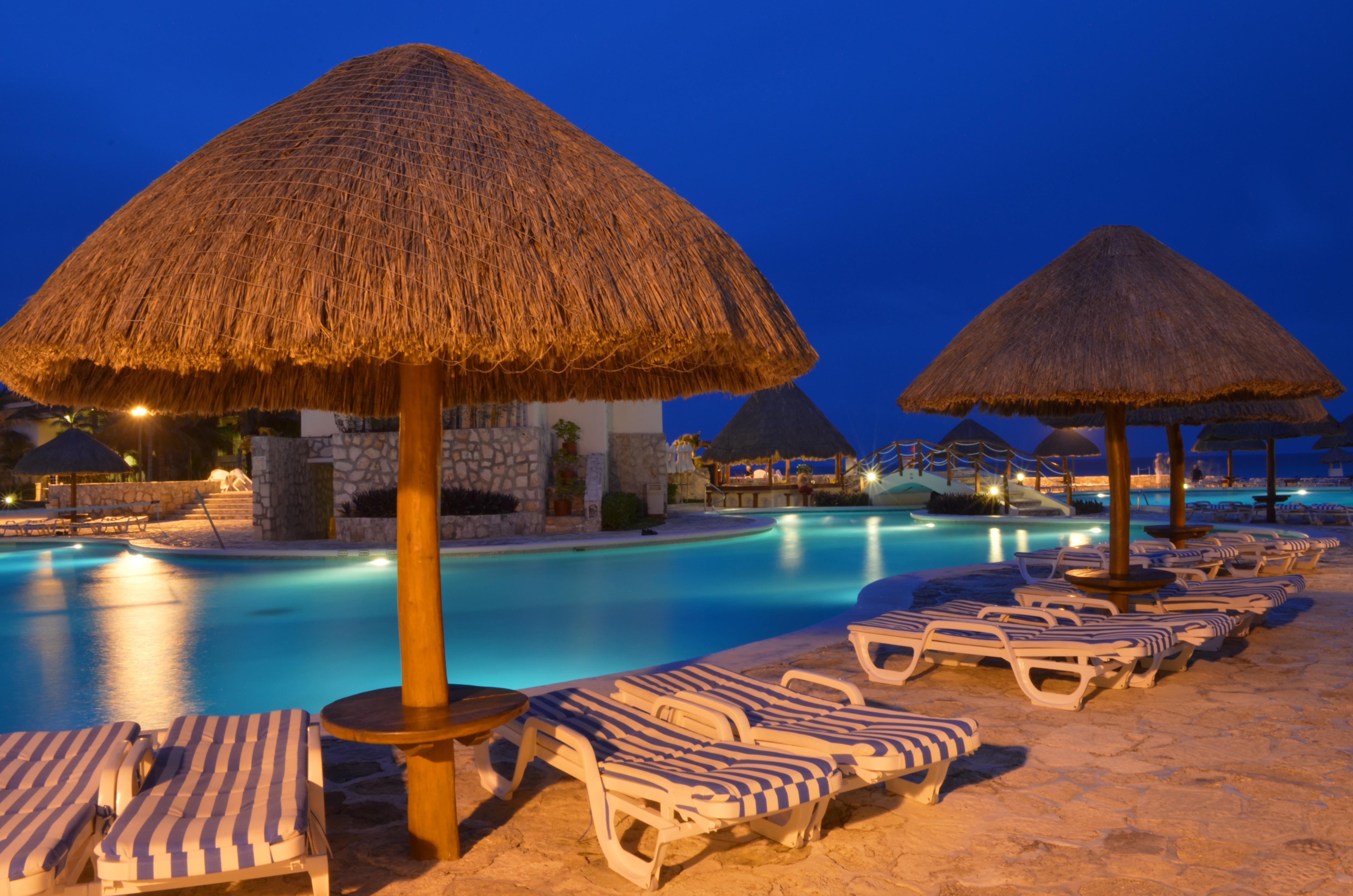 Grand Park Royal Cancun (Adults Only) Exterior foto A pool at a resort in Cancun, Mexico