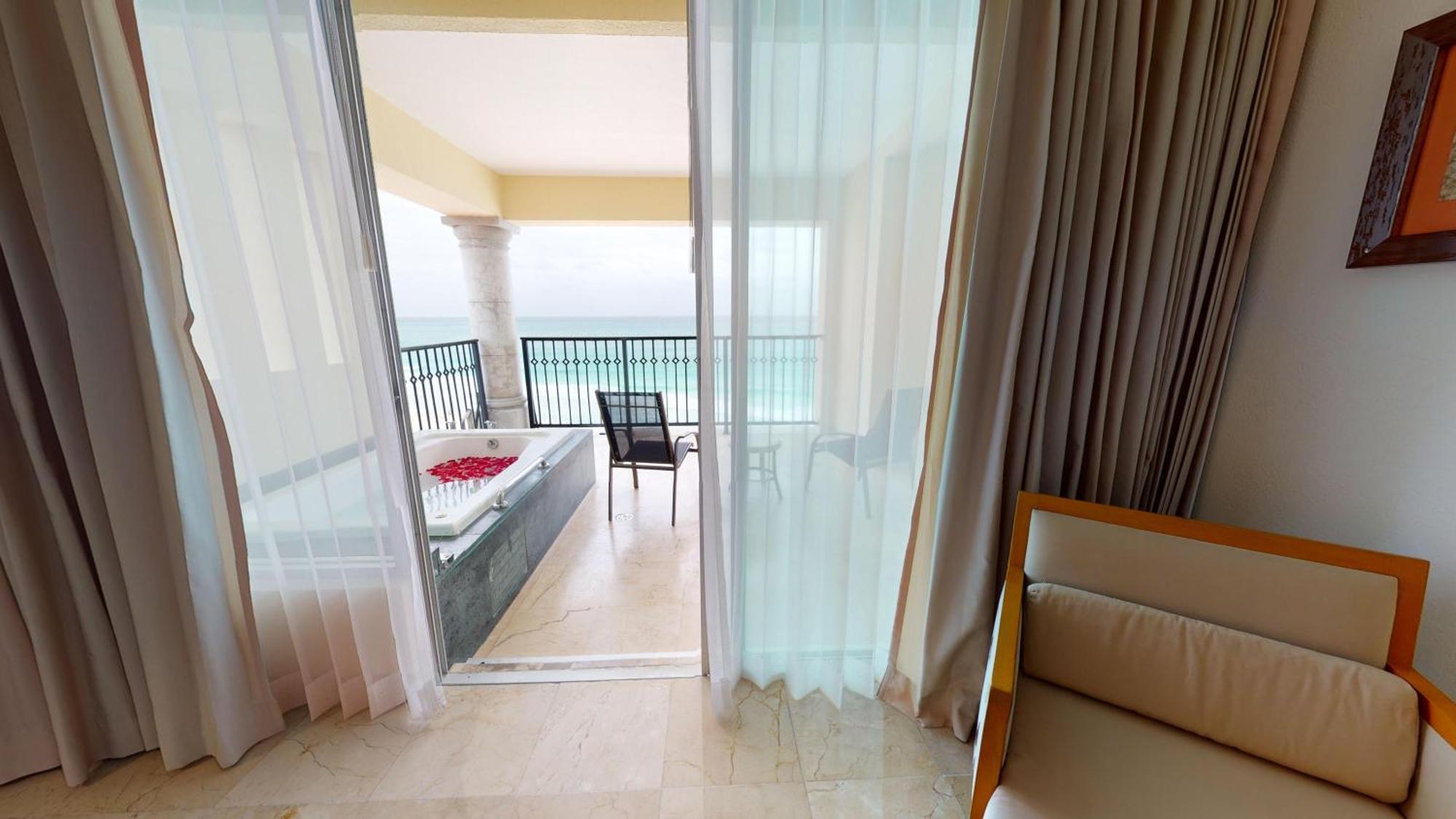 Grand Park Royal Cancun (Adults Only) Exterior foto A room at the resort