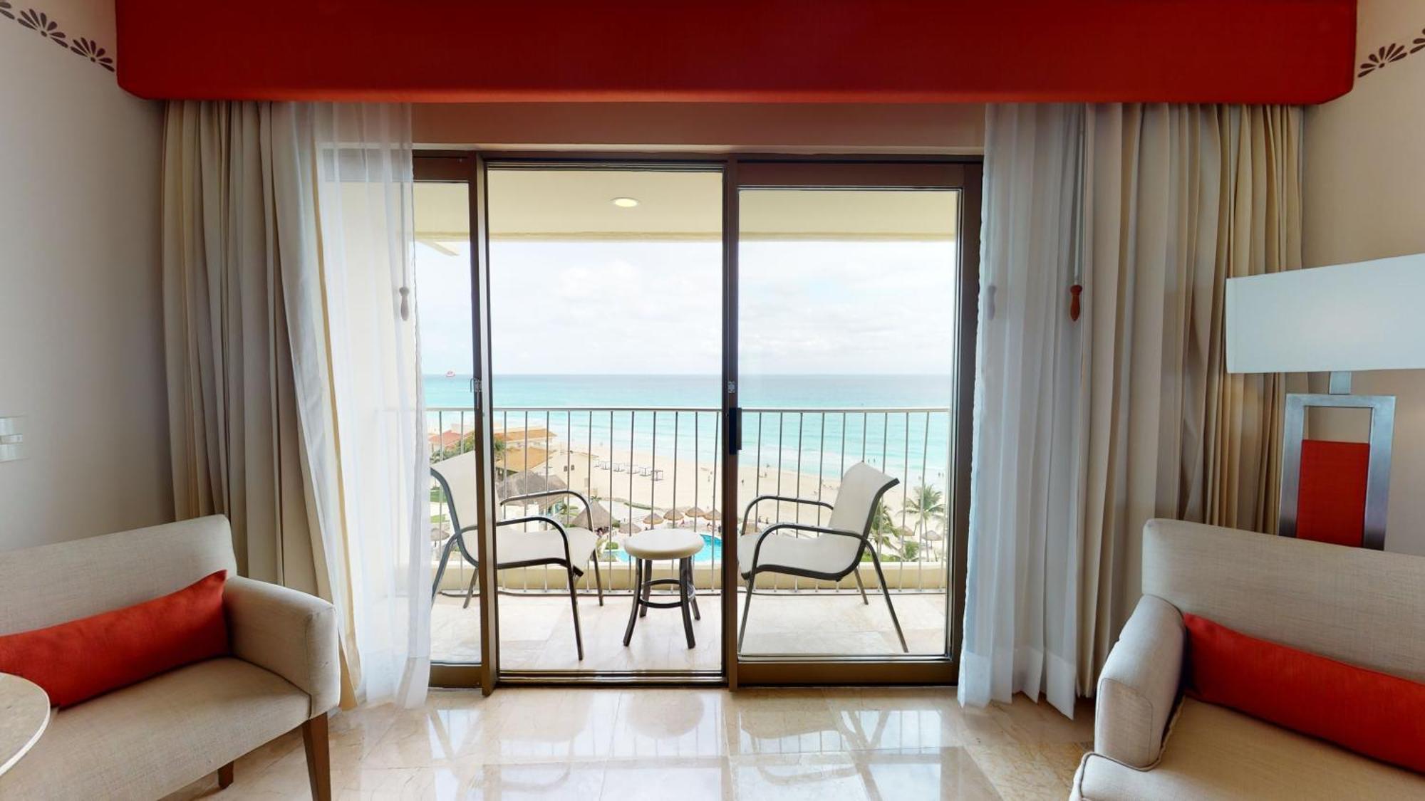 Grand Park Royal Cancun (Adults Only) Exterior foto A room at the Iberostar Grand Hotel at Playa Paraíso