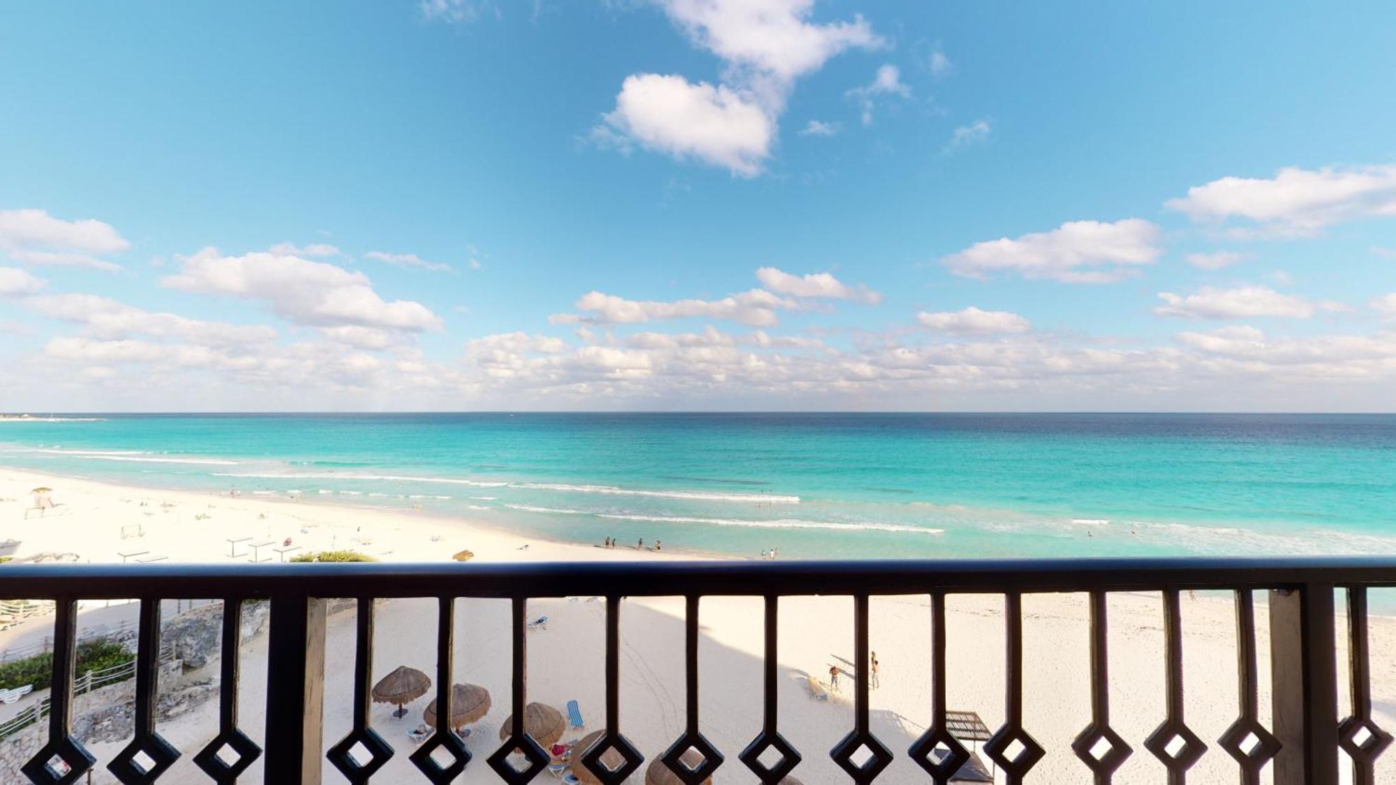 Grand Park Royal Cancun (Adults Only) Exterior foto View of the beach from a balcony