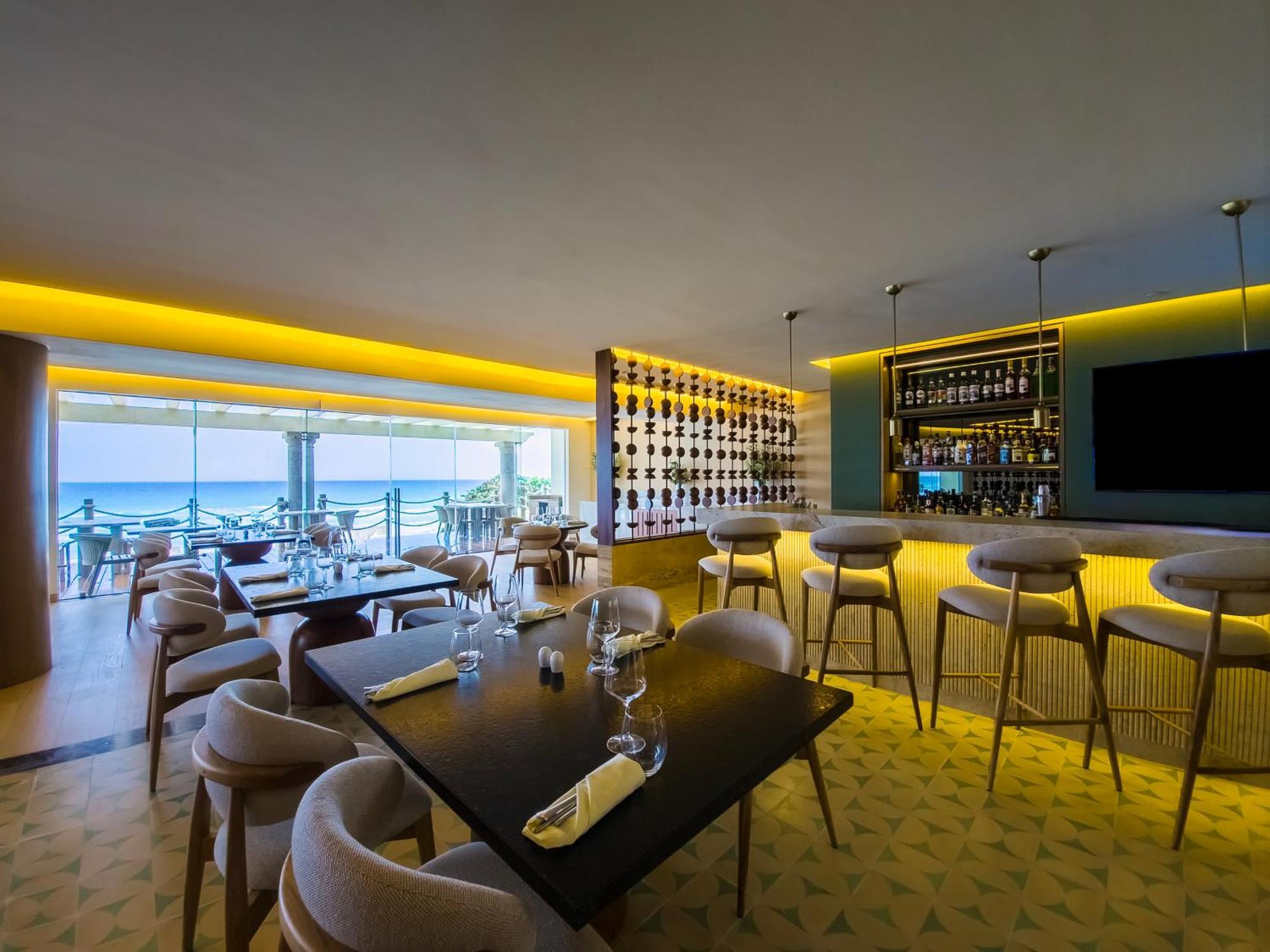 Grand Park Royal Cancun (Adults Only) Exterior foto The bar at the 1919