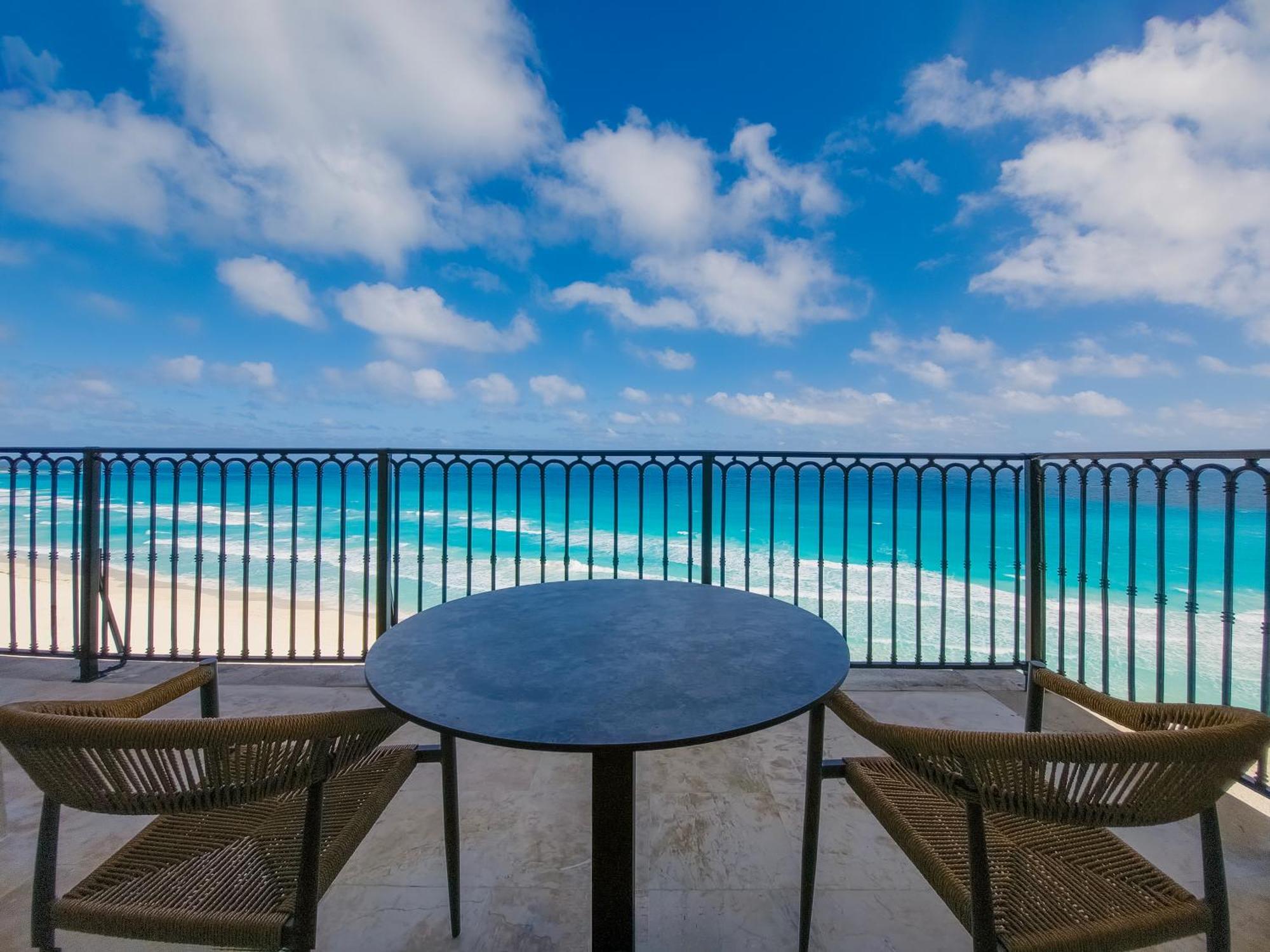 Grand Park Royal Cancun (Adults Only) Exterior foto View from the balcony of a suite at the Hilton Cancun Resort