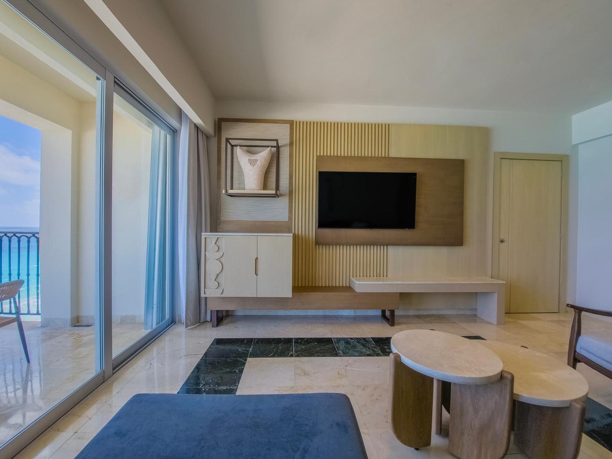 Grand Park Royal Cancun (Adults Only) Exterior foto A suite at the Hard Rock Hotel