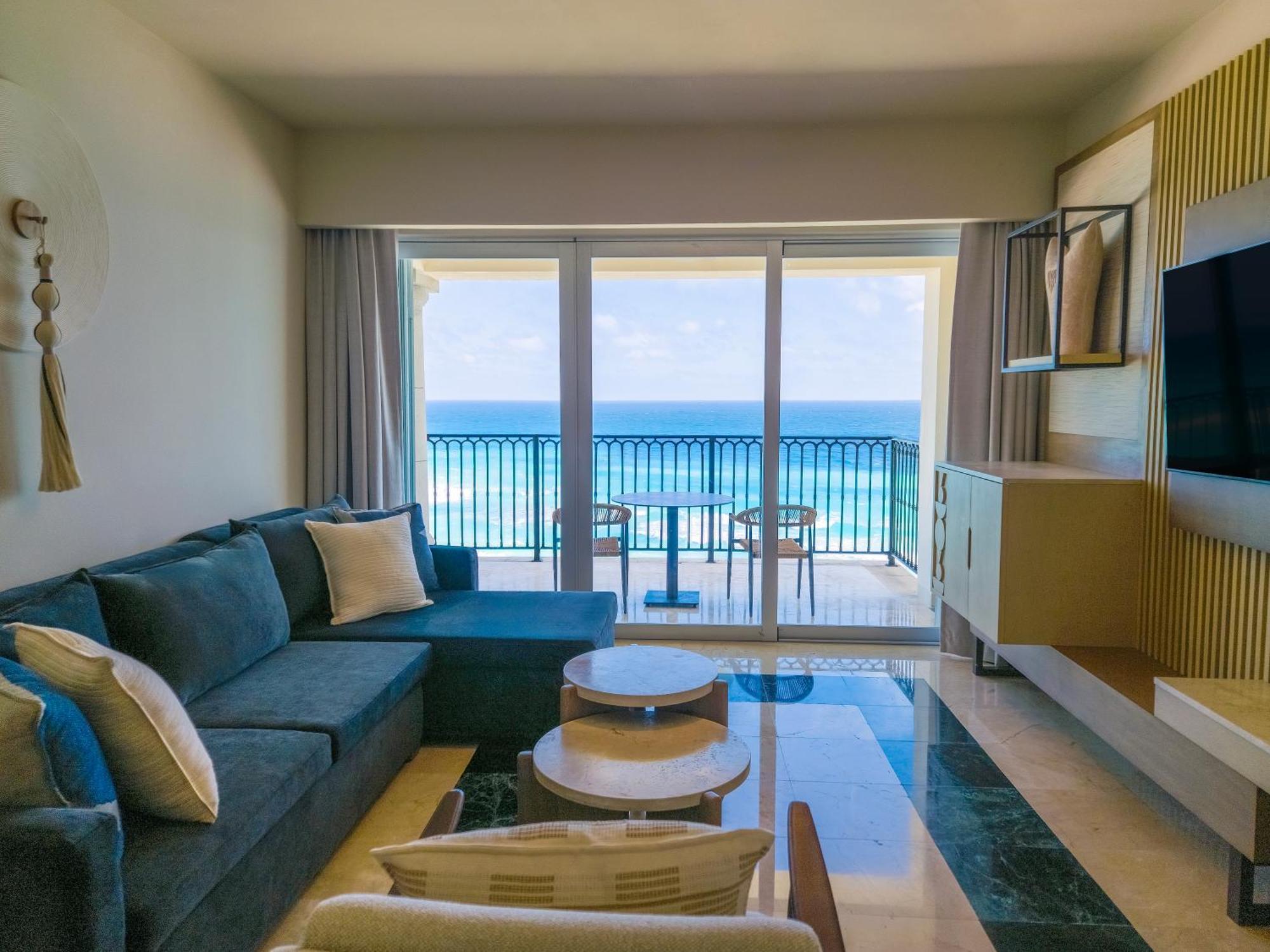 Grand Park Royal Cancun (Adults Only) Exterior foto A suite at the Hard Rock Hotel