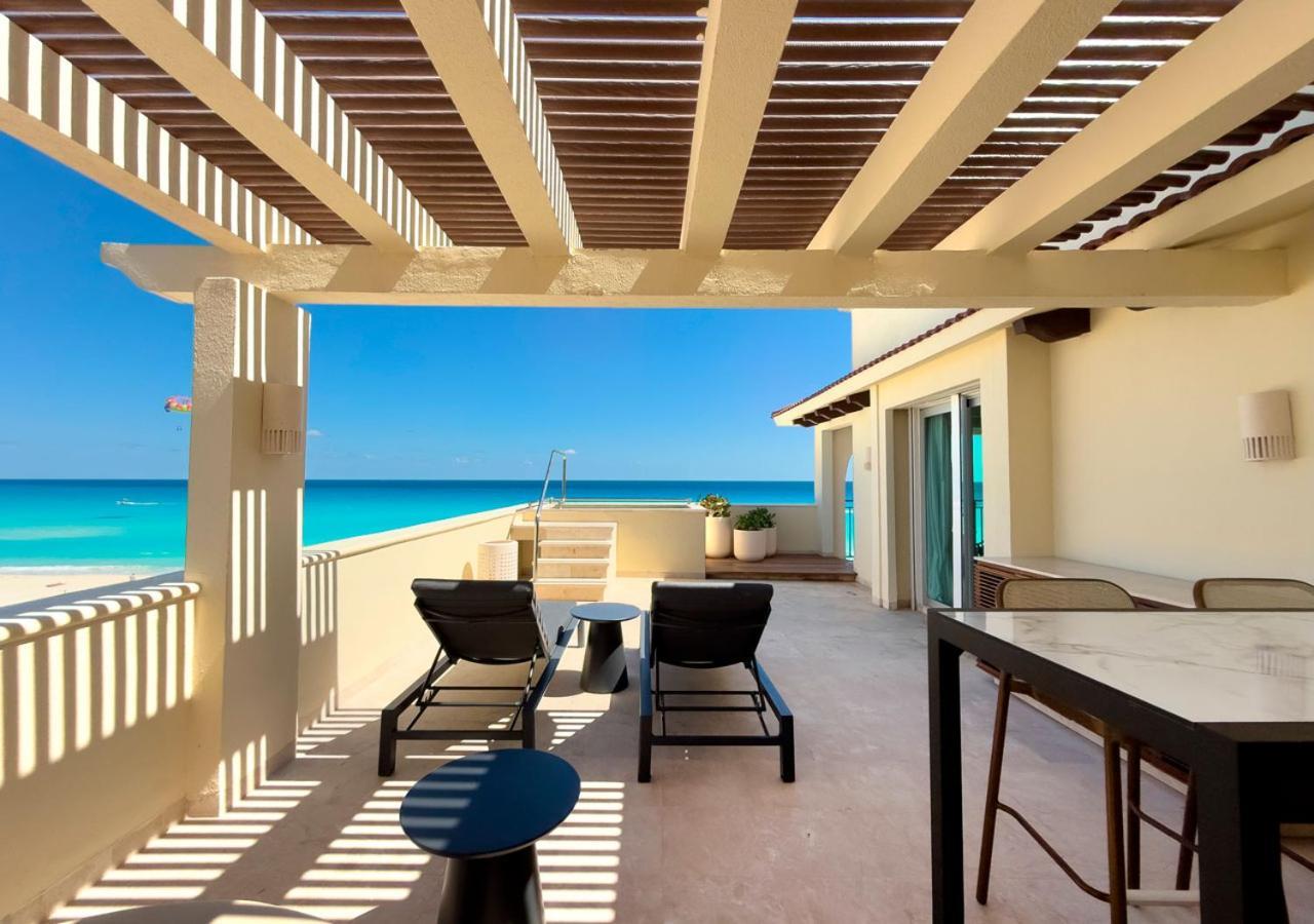 Grand Park Royal Cancun (Adults Only) Exterior foto A view of the ocean from a rooftop suite at the Grand at Moon Palace